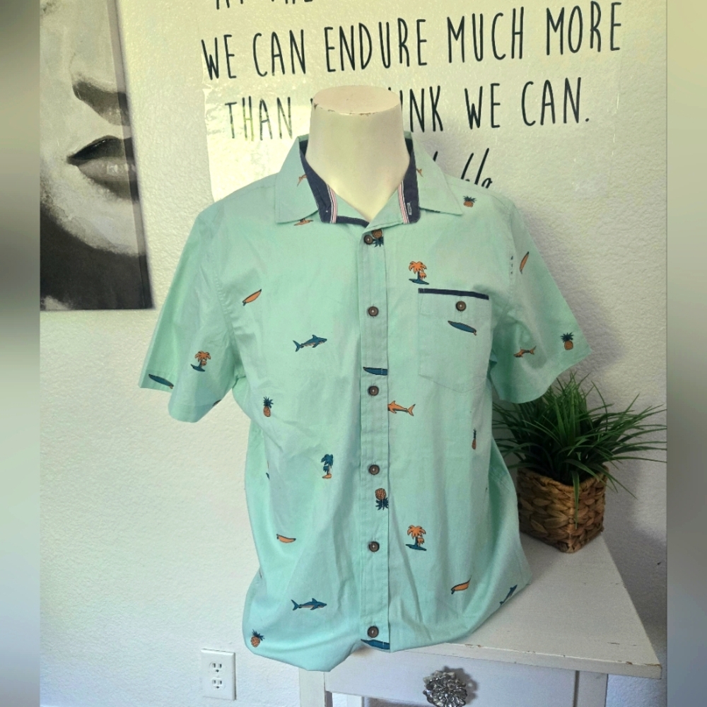 NWT Men's Distortion Mint Green Short Sleeve Buttoned Up Shirt Size Med